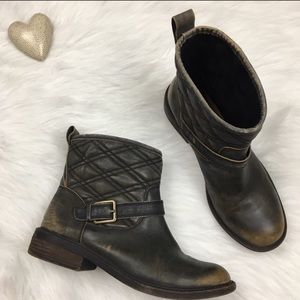 Lucky 🍀 brand distressed boot.